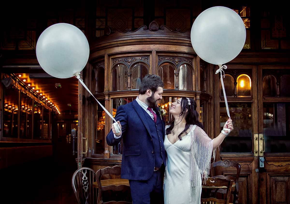 Wedding_couple_holding_balloons_outside_Hoxley_and_Porter_in_Islington